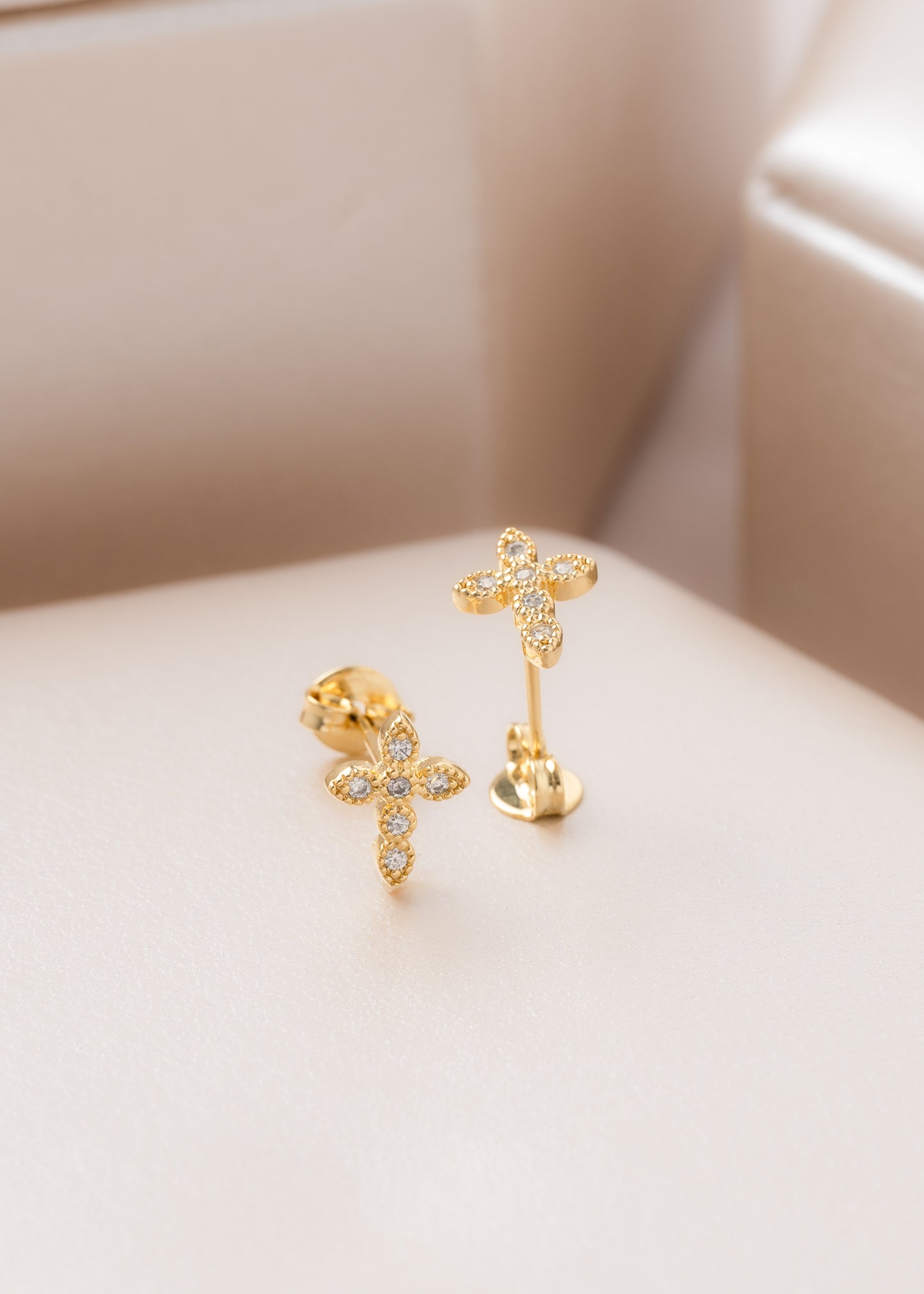 Arete Leaf Cross circonias