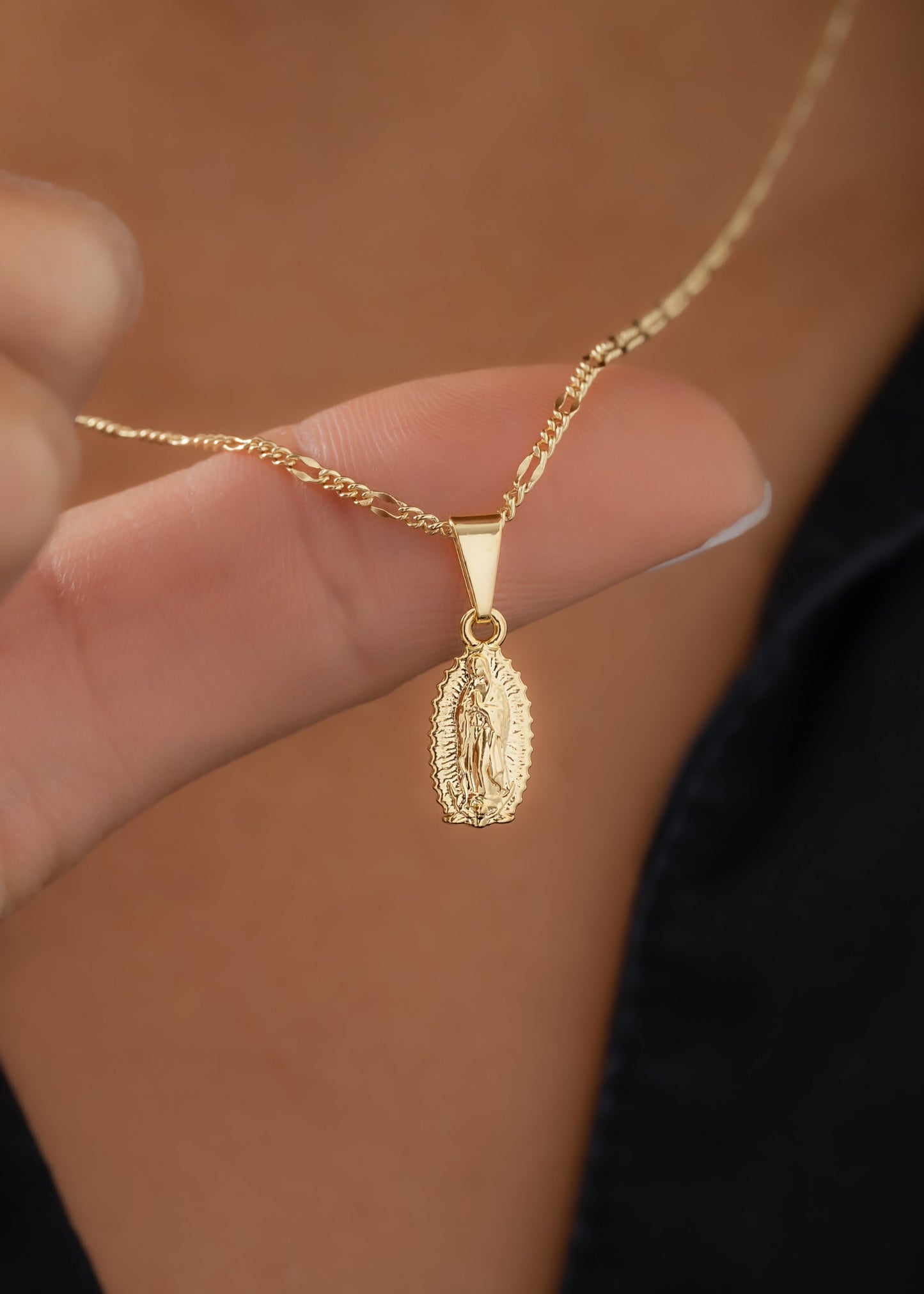 DIJE VIRGEN GUADALUPE TALLADA